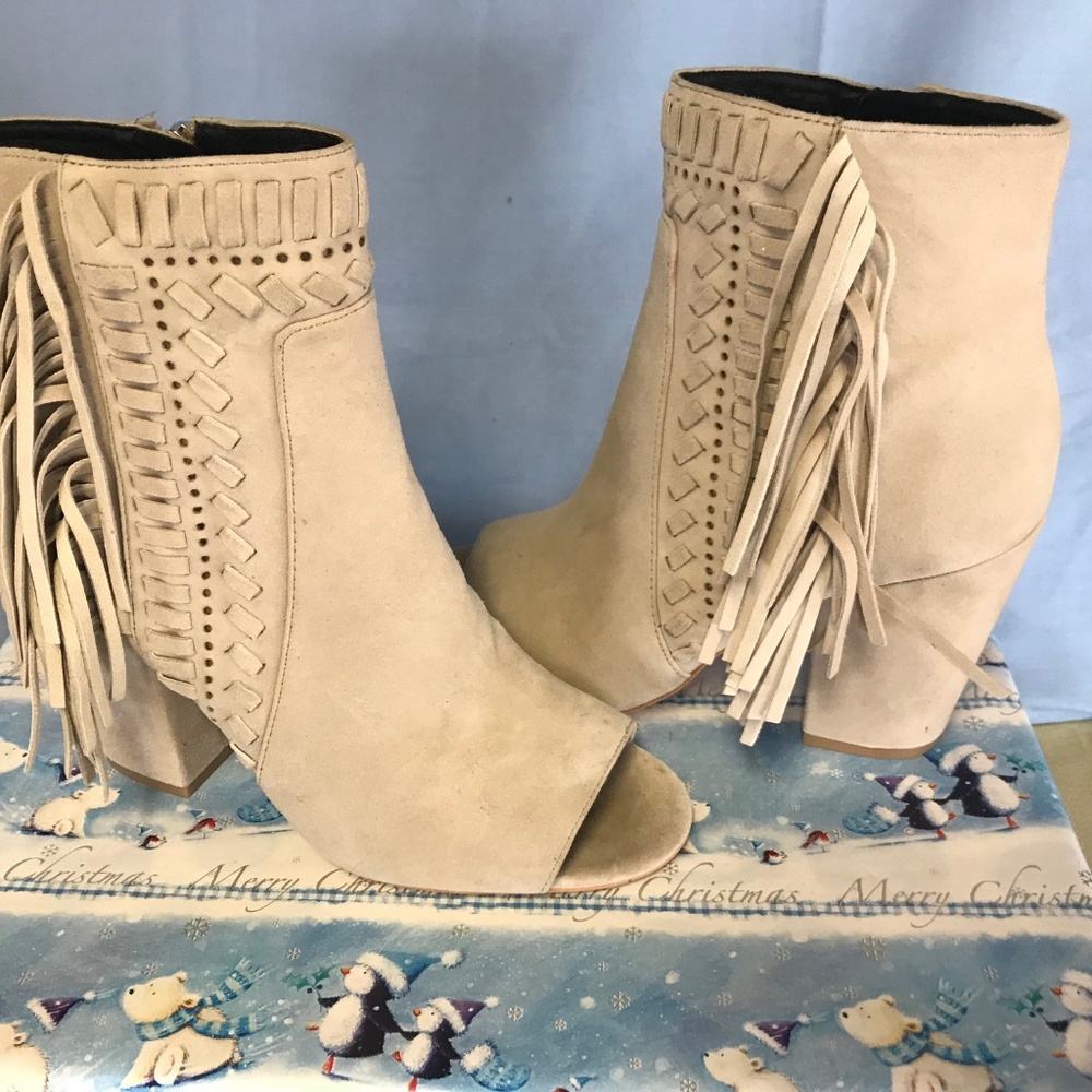 Rebecca Minkoff Tassled Bootie Sand Suede 6.5 excellent cond